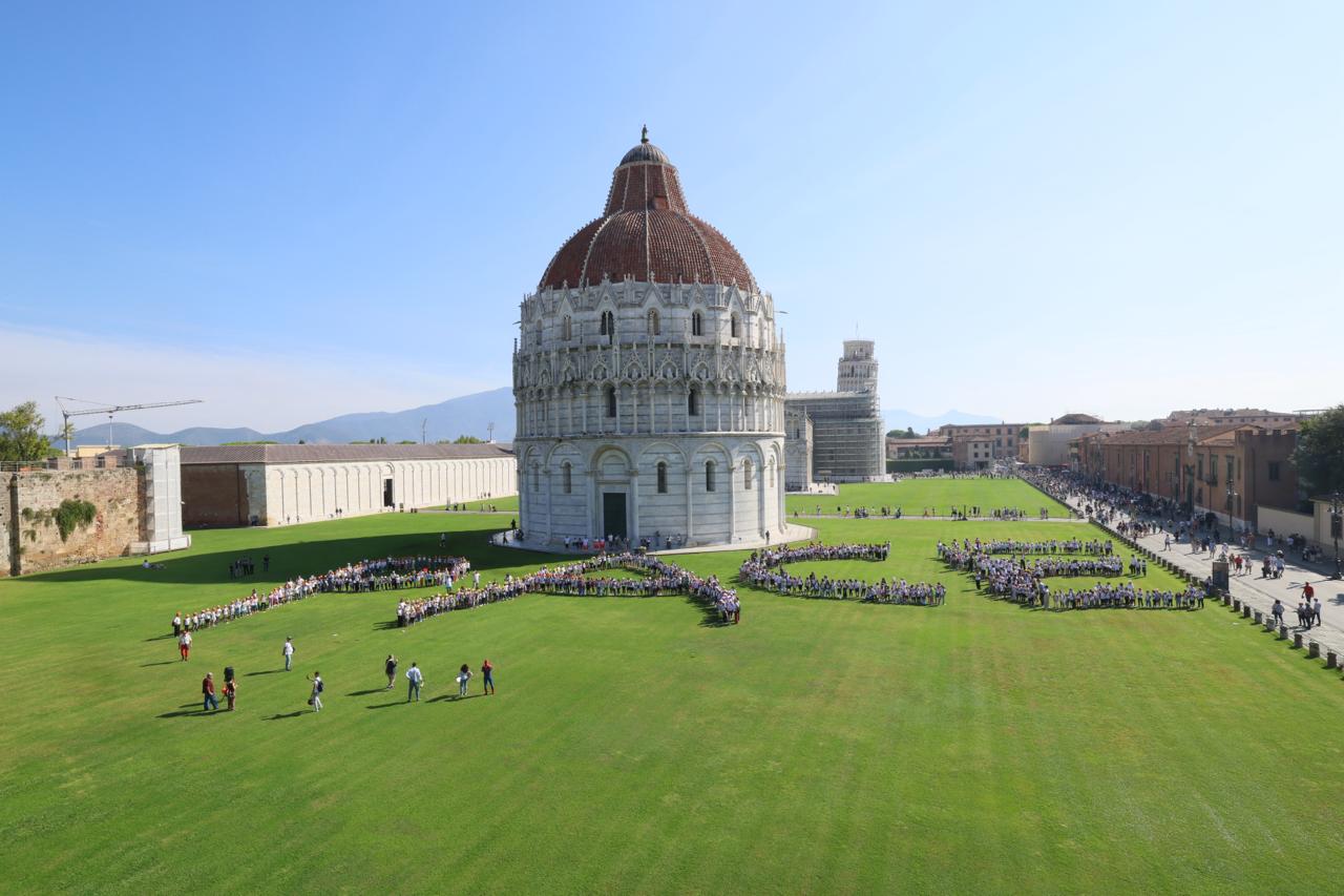I bambini delle scuole pisane compongono la parola pace sul prato di Piazza dei Miracoli il 21 settembre 2026