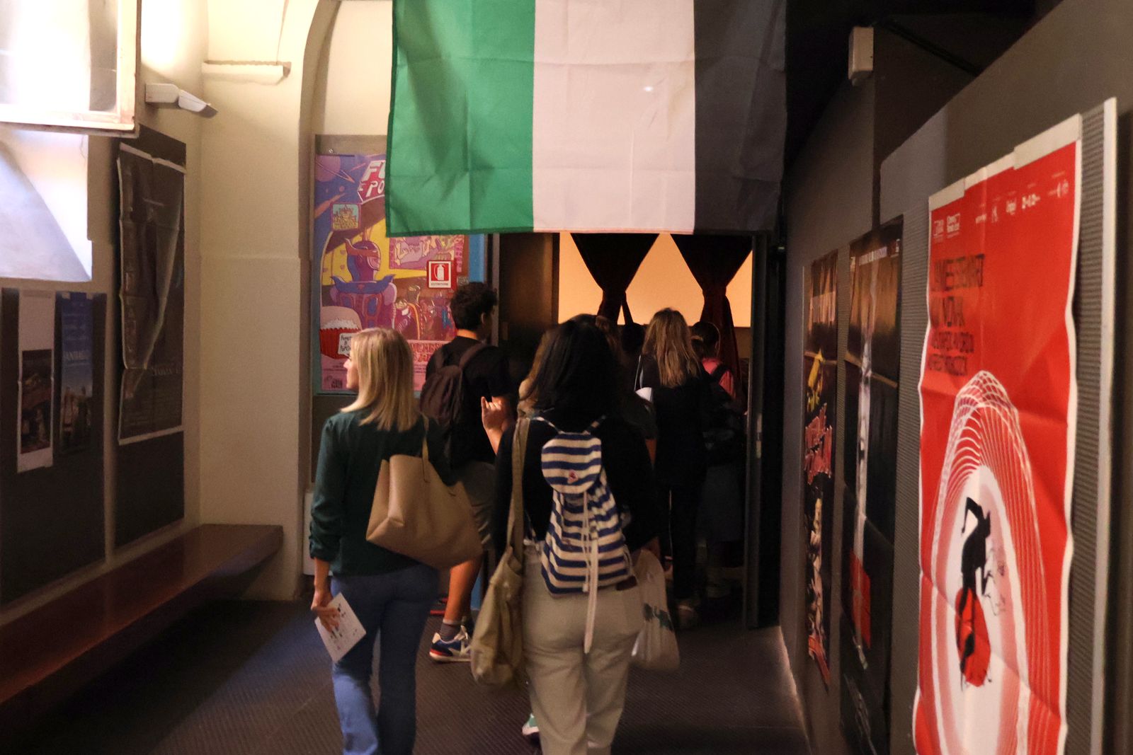Ingresso dei partecipanti al Cineclub Arsenale di Pisa durante la rassegna cinematografica del Festival della Pace 2026